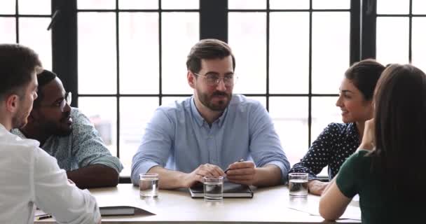 多様なグループワークショップのトレーニングスタッフの間で話す自信の男性CEO — ストック動画
