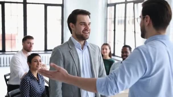 幸せな自信のあるビジネスマンの従業員が握手エグゼクティブマネージャーに昇進 — ストック動画
