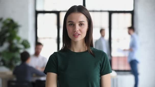 Gerente feminino confiante olhando para a câmera estendendo a mão para aperto de mão — Vídeo de Stock