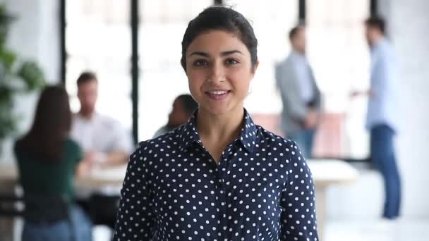 Sonriente profesional india mujer de negocios hr mirando extendiendo la mano a la cámara — Vídeos de Stock