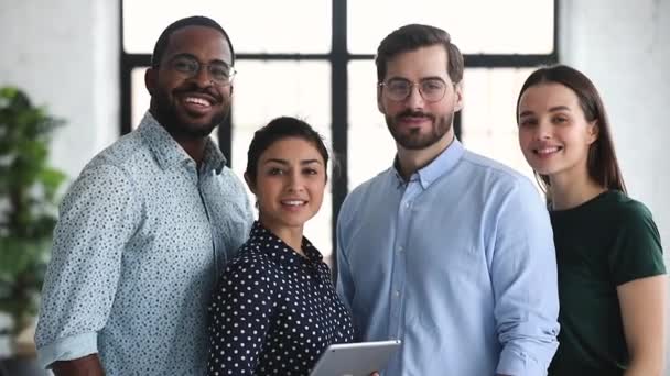 Usmívající se profesionální multiracial obchodní tým kolegové při pohledu do kamery — Stock video