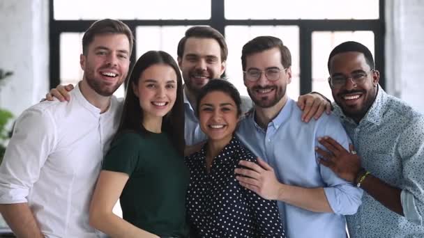 Feliz profissional diversificada equipe de negócios pessoas de ligação stand no escritório — Vídeo de Stock