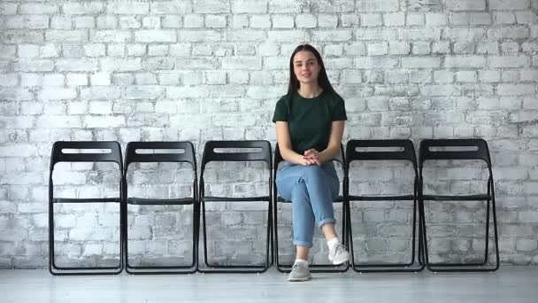 Feliz candidato feminino confiante olhando para a câmera sentar em cadeiras — Vídeo de Stock