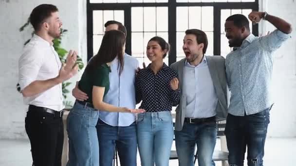 Emocionado equipo de negocios multiétnicos feliz gente celebra el éxito corporativo — Vídeo de stock