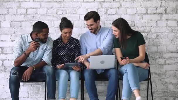 Diversos amigos felizes grupo compartilhando notícias de mídia social usando gadgets — Vídeo de Stock