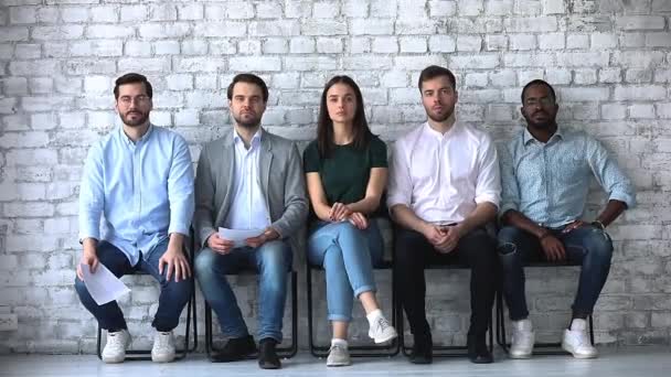 Pessoas de negócios diversa feliz olhar para a câmera sentar em cadeiras — Vídeo de Stock