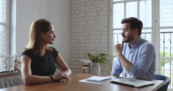 Des gens d'affaires sérieux discutent des conditions de partenariat au bureau . — Video