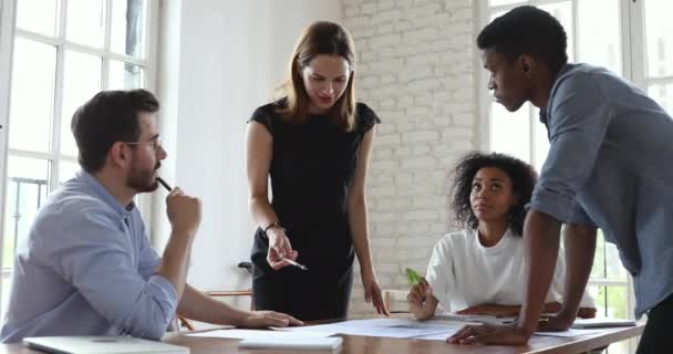 集中的年轻女性营销分析师解释研究成果. — 图库视频影像