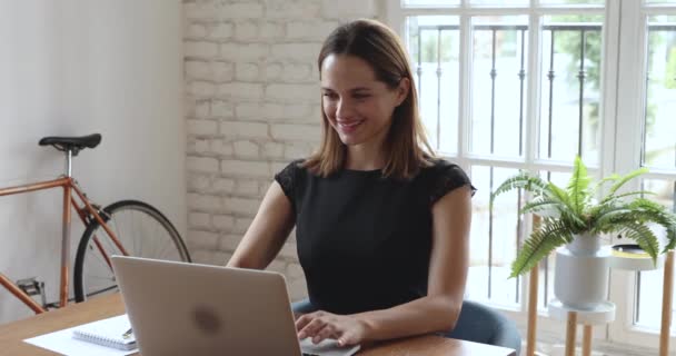 Šťastná zručná kavkazská podnikatelka pracující na počítači. — Stock video