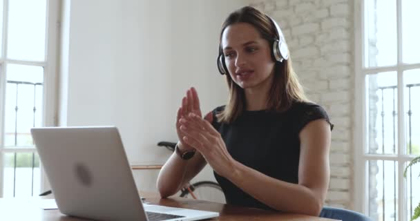 Mosolygó magabiztos fiatal női pénzügyi tanácsadó tanácsadás ügyfelek online. — Stock videók