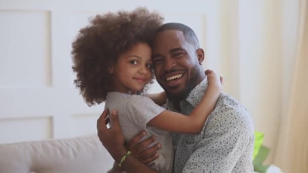 Feliz jovem africano etnia pai abraçando pouco bonito filha . — Vídeo de Stock