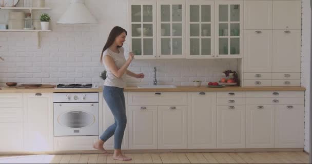 Überglücklich lächelnde Frau, die während der Zubereitung des Frühstücks Spaß in der Küche hat. — Stockvideo