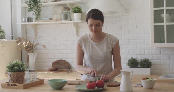 Trevlig ung kvinna njuter av matlagning ensam hemma. — Stockvideo