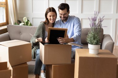 Mutlu çift yeni evine yerleşen kutuları açıyor.