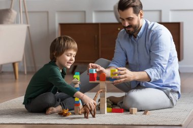 Sevgili babacığınız evde oğlunuzla oynarken iyi eğlenceler.