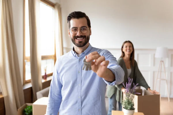 Smiling man show house keys moving in with wife — ストック写真