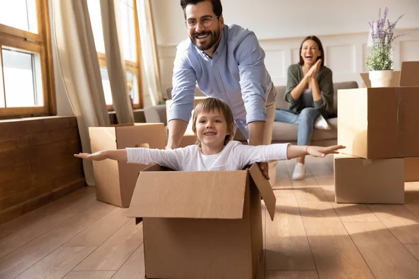 Emozionato padre divertirsi con il piccolo figlio il giorno in movimento — Foto Stock