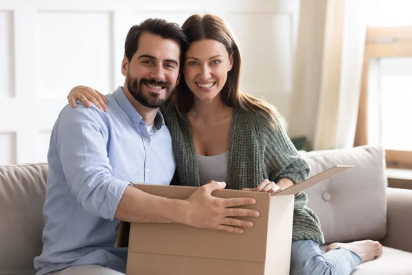 Feliz pareja de clientes satisfechos con buenas compras en línea —  Fotos de Stock