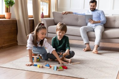 Mutlu çocuklar tuğlalarla oynar. Hafta sonunu babalarıyla geçirirler.