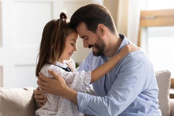 Liebender Vater und kleine Tochter kuscheln eng zusammen — Stockfoto