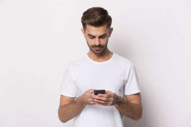 Akıllı telefon alışveriş uygulaması kullanan konsantre olmuş milenyum adamı..