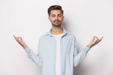 Genç barışçıl adam yoga egzersizleri yapıyor..