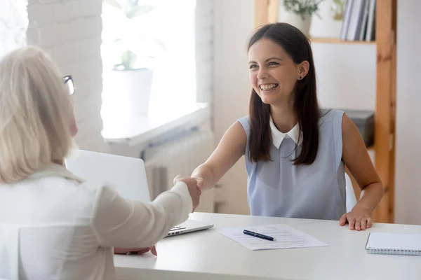 Businesswomen greets each other shake hands starting negotiations formal meeting — Stock Photo, Image