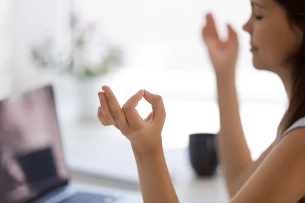 Close-up focus op gevouwen vingers vrouw doen yoga vermindert vermoeidheid — Stockfoto