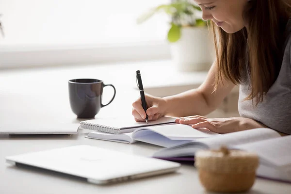 Student meisje schrijven essay voor de voorbereiding van de universiteit entree examens — Stockfoto