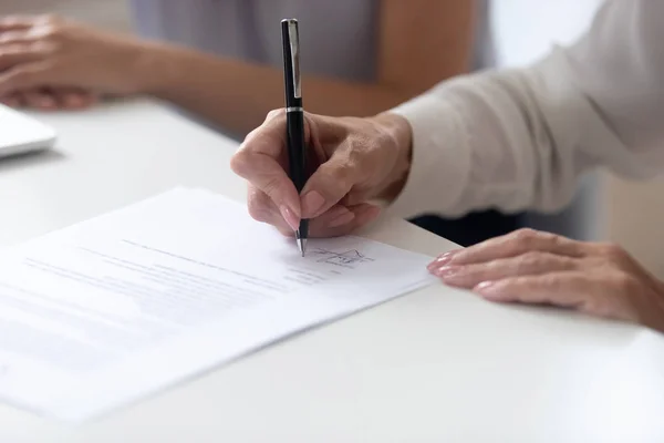 Primer plano ver la firma de mano femenina contrato documento legal — Foto de Stock