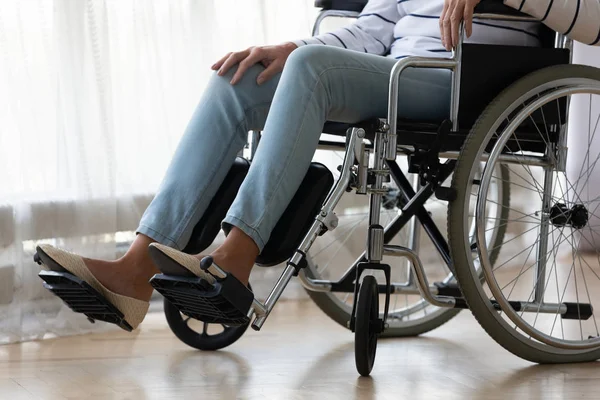 Acercamiento mujer mayor discapacitada sentada en silla de ruedas sola — Foto de Stock