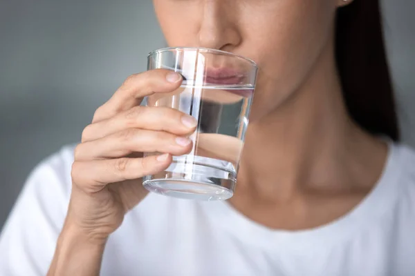 Close up donna bere acqua pura, tenendo il vetro in mano — Foto Stock