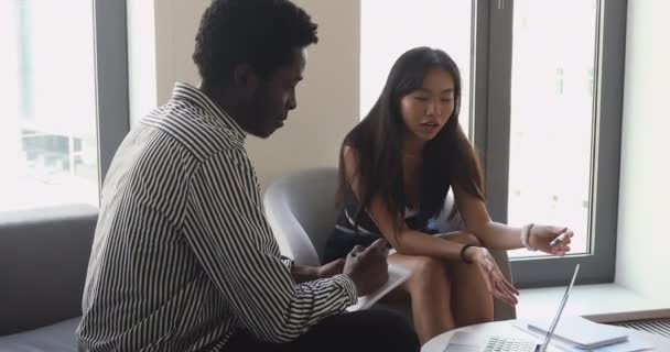 Joven asiático líder explicando aplicación de software corporativo . — Vídeo de stock