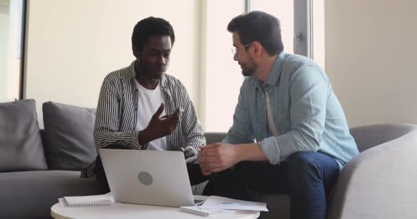 Jóvenes practicantes afroamericanos consultan con mentor profesional . — Vídeo de stock