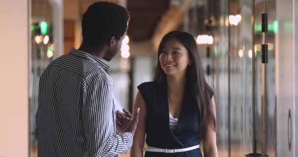 Amistosa joven asiática mujer de negocios hablando con africano americano collegue . — Vídeos de Stock