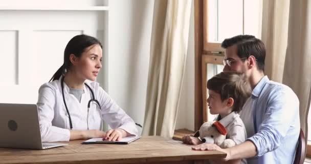 Kadın çocuk doktoru ve erkek hasta check-up 'ta beşlik çakıyor. — Stok video