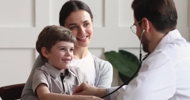 Υγιής ασθενής παιδί αγόρι δίνοντας κόλλα πέντε στον αρσενικό παιδίατρο — Αρχείο Βίντεο