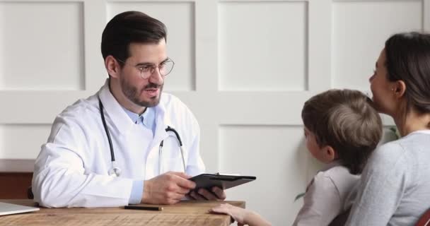 Happy friendly male pediatrician talk give high five kid patient — Stock Video