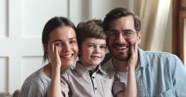 Roztomilý malý syn a rodiče bonding pohled na fotoaparát, portrét — Stock video