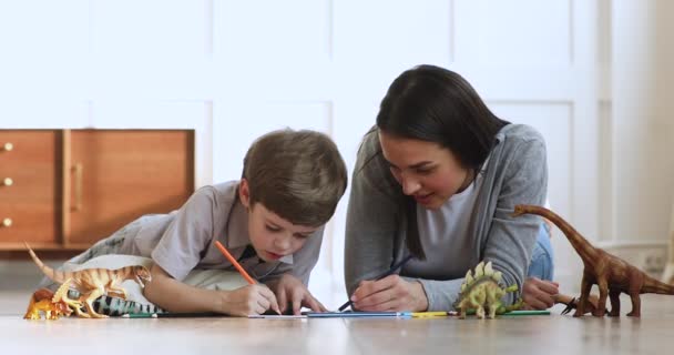 Mother teaching kid son learning drawing playing giving high five — Stock Video