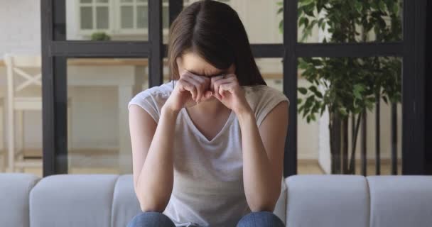 Mulher jovem insalubre que sofre de dor de cabeça latejante . — Vídeo de Stock