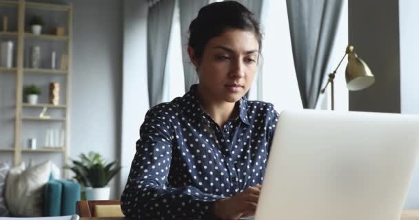 Genç başarılı Hintli kadın dizüstü bilgisayara bakarak zaferini kutluyor. — Stok video