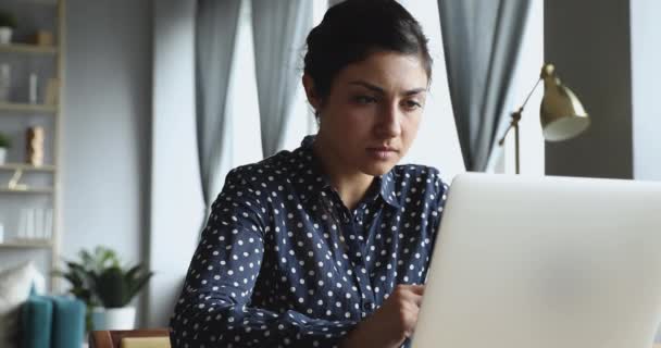 Indian kobieta patrząc na laptopa sfrustrowany po przeczytaniu złych wiadomości — Wideo stockowe