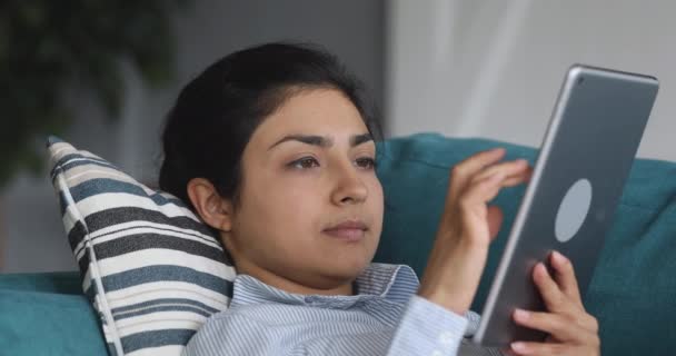Mulher indiana deitada no sofá usando tablet desenho no aplicativo — Vídeo de Stock