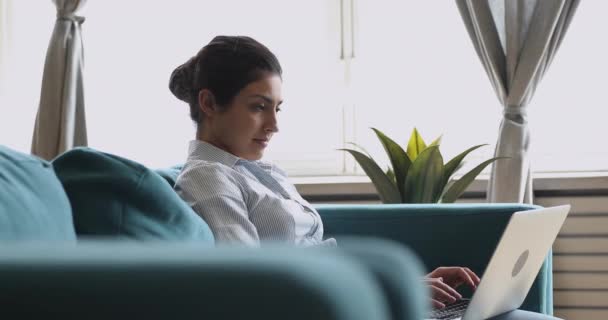 家庭用タイプから勉強する本格的なインド人女性ノートパソコンで — ストック動画