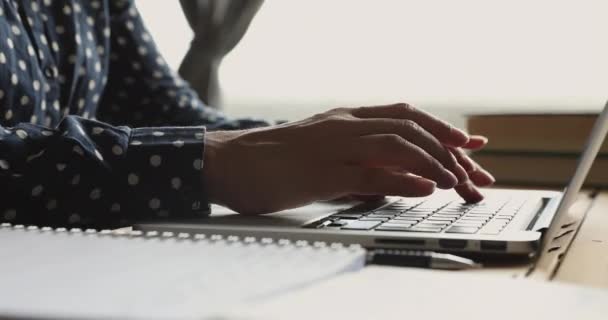 Studentin mit Laptop am Schreibtisch, Nahsicht — Stockvideo