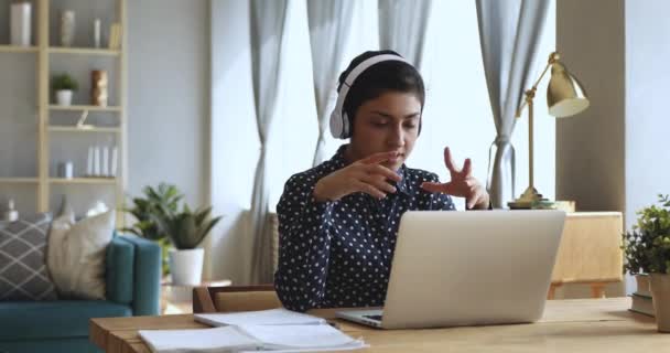 Odaklanmış Hintli kadın mesafe öğretmeni dizüstü bilgisayarda konferans veriyor. — Stok video