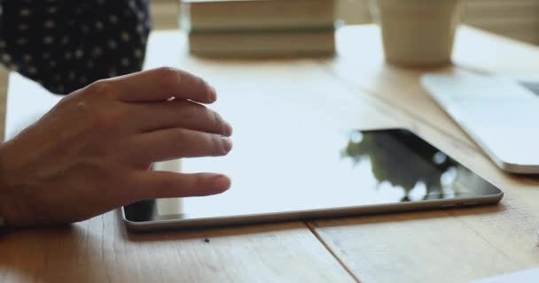 Estudiante usando tableta digital en la mesa, concepto de estudio en línea — Vídeo de stock