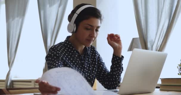 Menina indiana internet professor usar fones de ouvido ensinar on-line pela webcam — Vídeo de Stock