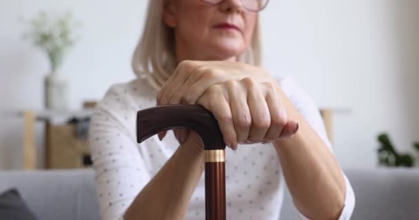 Mulher velha segurando vara de cana em mãos, close up view — Vídeo de Stock